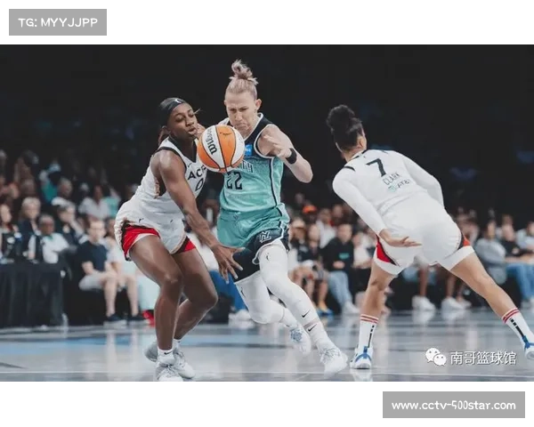 哈利伯顿东决期间观战WNBA印第安纳狂热对阵纽约自由人